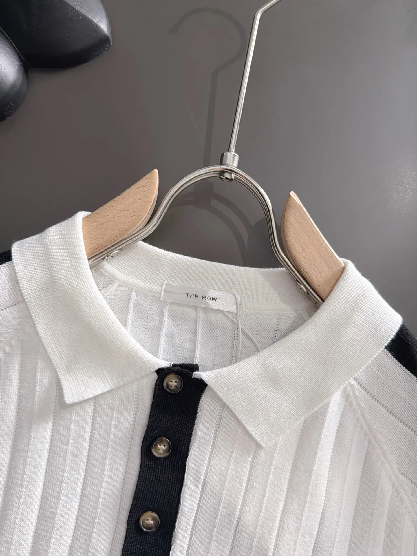 Shipping next day TR high quality - The Row 26ss New Arrival men's short-sleeved T-shirt. Like LP and BC, it belongs to the same old-money style top-notch light luxury brand. The New Arrival Original men's casual short-sleeved shirt is made of combed cotton yarn knitted imitation cotton fabric. Exclusive Premium custom-controlled raw materials. 14-needle precision knitting. The iconic waffle soul is woven. The three-dimensional texture flows with subtle light and shadow. Viewed from a distance, it is introverted. It shows when you touch it closely. It feels substantial when weighed. The upper body is also more textured than ordinary T-shirts. Fashionable Versatile Hot Sale. It is skin-friendly and comfortable to wear. Premium boutique. The upper body is made of Factory's fine workmanship. A must-have item for men. Complete with three standards. Sizes M-3XL